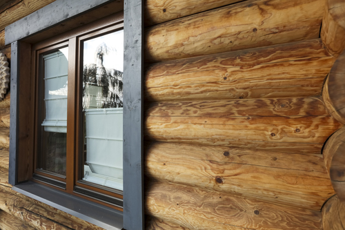 Czym osłonić okna w klimatycznym, drewnianym domku